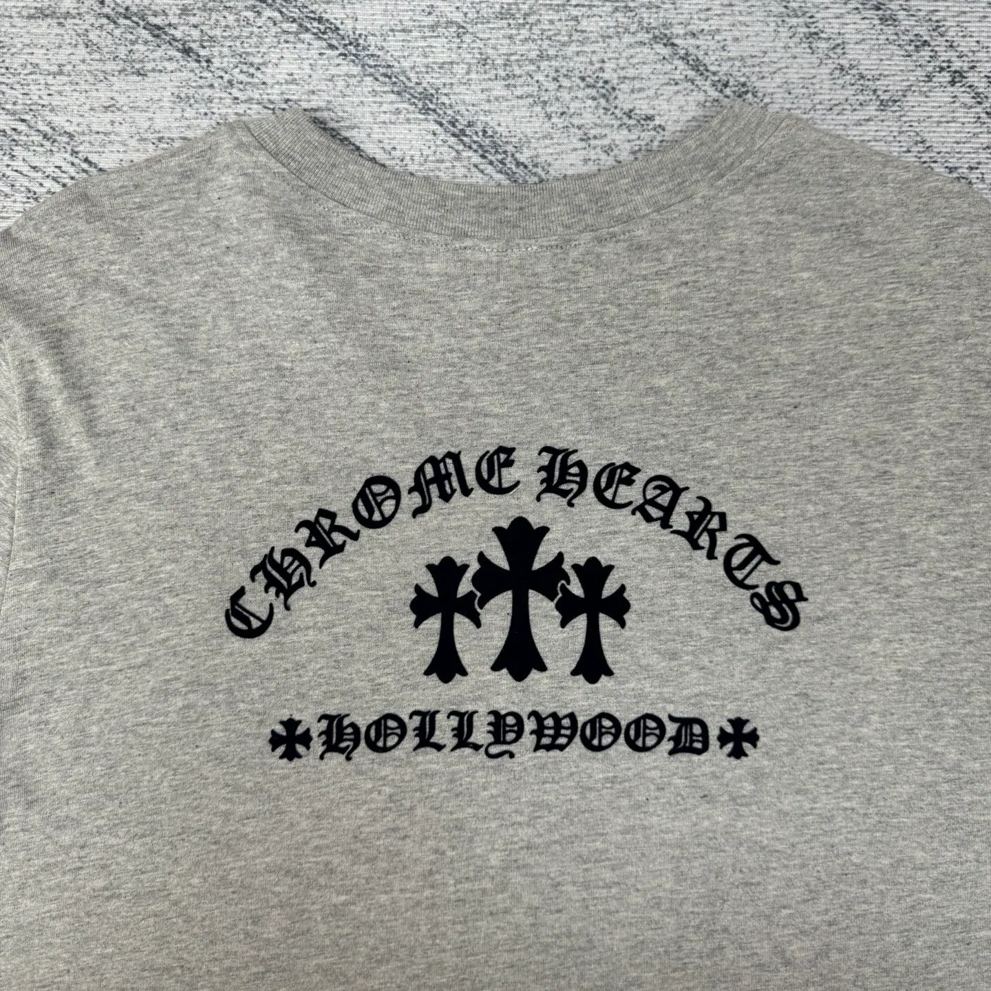 P300 Chrome Hearts/Chrome Hearts CH Black flocked cross round neck long sleeves Size: S/M/L/XL Custom-woven and dyed 40-yarn fabric with a scratchy surface pattern. The ready-made garments are made of YB consistent electrostatic flocking technology. It is not an ordinary lettering mold technology. The colors are also different at different angles. Brand new collar label (not the previous leather label) and washed label.